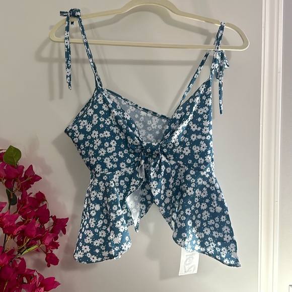 3/$15 NWT cropped blue floral top medium - Picture 3 of 8
